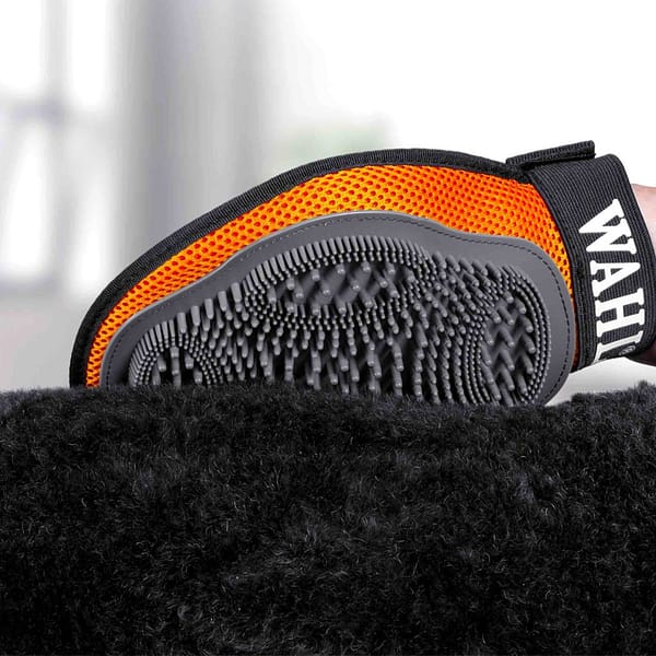 wahl_pet_grooming_glove_58456-002_lifestyle_web wahl_pet_grooming_glove_58456-002_lifestyle_web